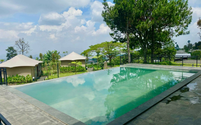 Tebing View Glamping Azana Hotels Collection – Pool – Parompong