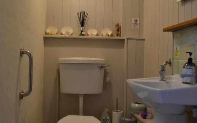 Spacious ground floor apartment. No 1A The Stables