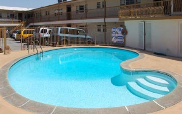 Econo Lodge Inn & Suites West Hollywood