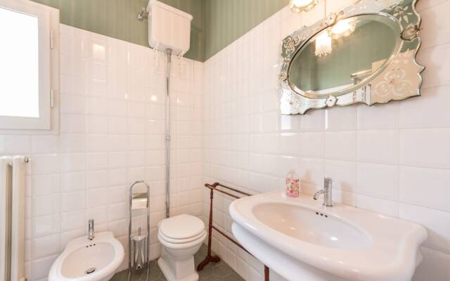 Pitti Large Apartment With Balcony