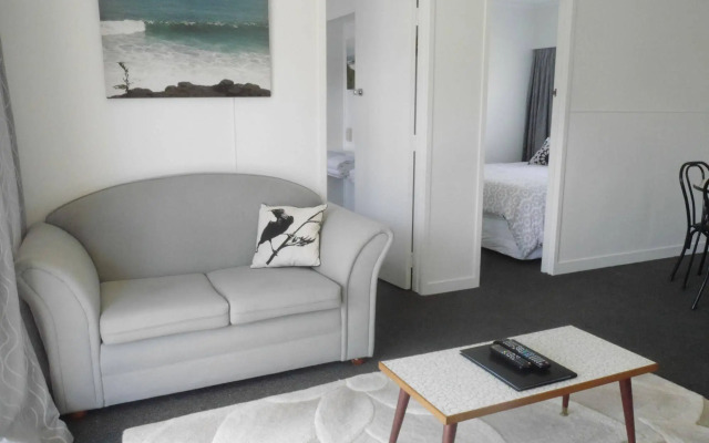 Raglan Palm Beach Motel
