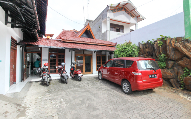 RedDoorz Plus near Alun Alun Selatan