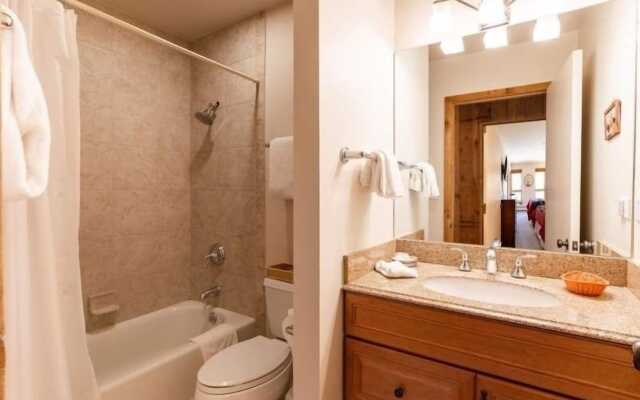 Treetops Condo Short Walk to Base of Eagle Bahn Gondola by RedAwning