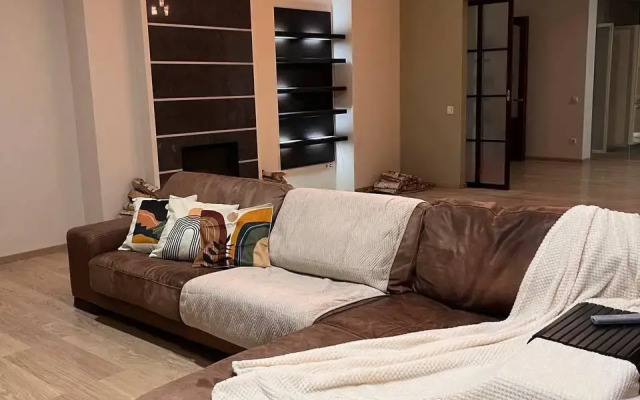 Big Family Apartment on Gogol Street 25