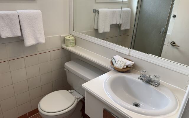 Travelodge by Wyndham Vancouver Lions Gate