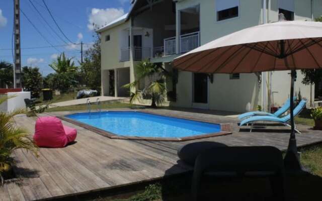 Studio in Baie Mahault , with Pool Access, Enclosed Garden And Wifi - 12 Km From the Beach