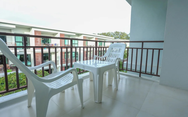 Chic Condo Just 100m from the Shore c130