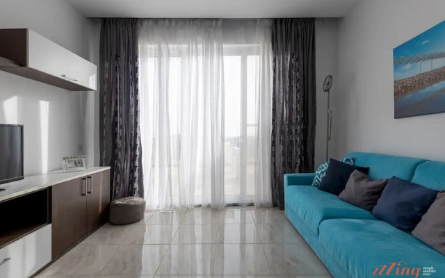 Sunny Penthouse w Terrace and Open Views