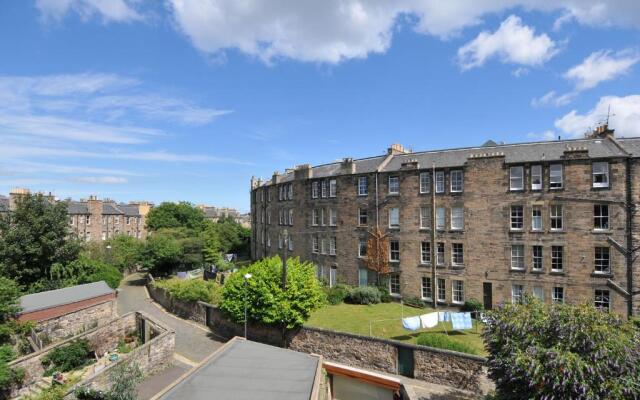 331 Attractive 2 bedroom apartment in Edinburgh's New Town