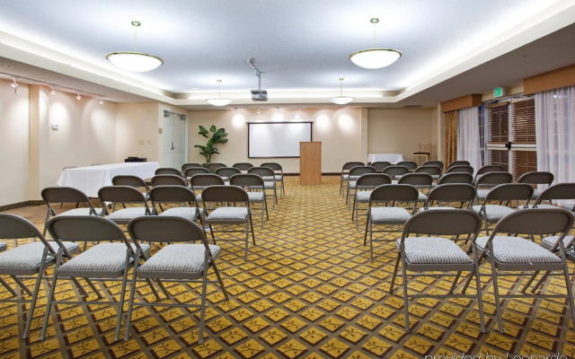 Holiday Inn Express & Suites Englewood Denver South by IHG