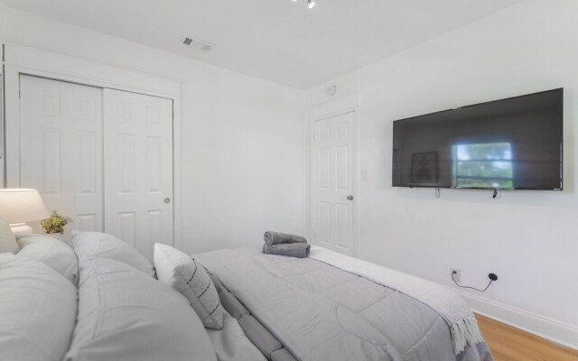 Wonderful 2BR House with Canal Access