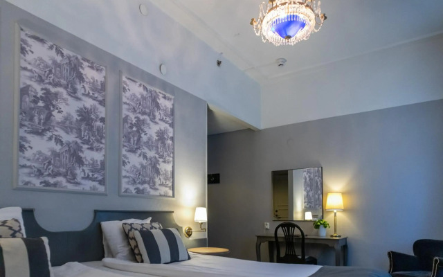 Crystal Plaza Hotel