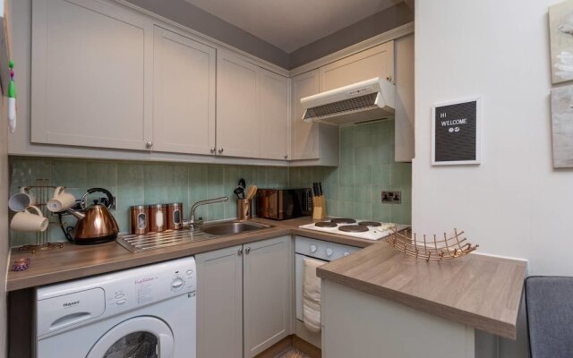 Refined Ground-floor Apt Near Stockbridge Market