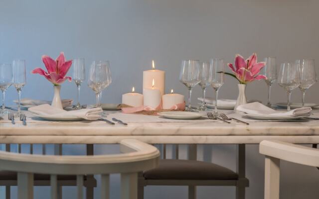 White Santorini Suites & Spa