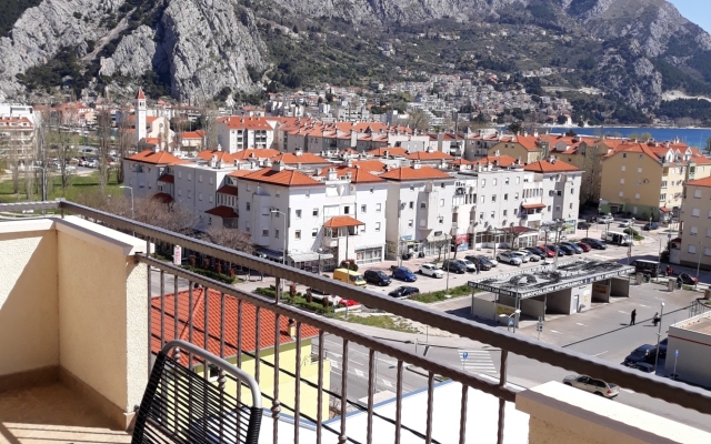 Apartment Zdravko - with parking : A1 Omis, Riviera Omis