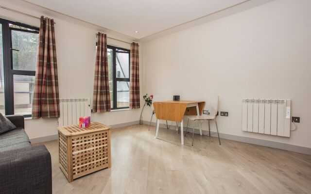 1 Bed Flat, 2 Minutes from Station