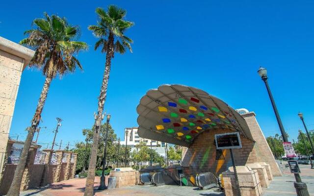 Mariachi Plaza Hotel