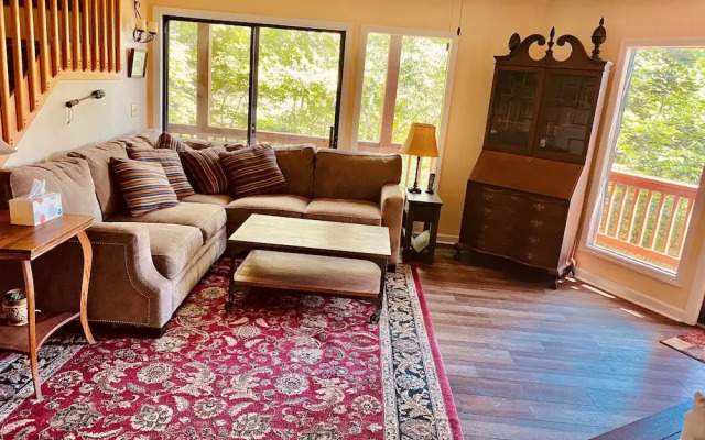 Bear's Mountaintop Views 3 Bedroom Chalet by RedAwning