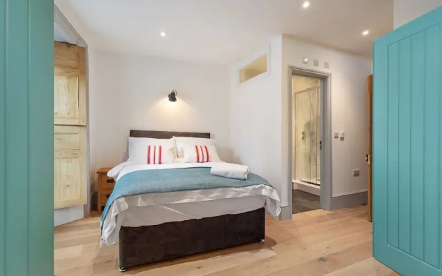 Windermere House - Sea Views Close to Harbour