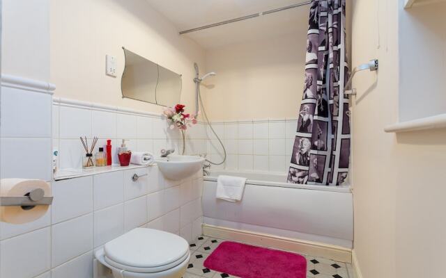 3 Bedroom Flat Near Canary Wharf