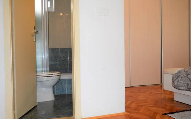 Coastal Apartment - Sleeps 6, Balcony & Parking