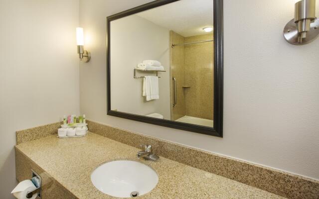 Holiday Inn Express Hotel & Suites Kalamazoo, an IHG Hotel