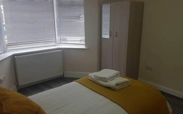 4 Bedroom House in Grays - Sleeps 6 & Parking
