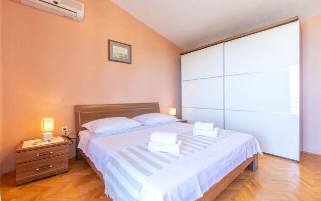 Beautiful Home in Makarska With Wifi and 4 Bedrooms