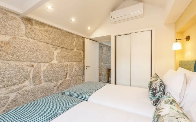 River-view Apartment in Oporto for 4