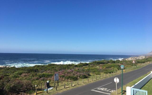 Bungalow by the sea near Cape Town