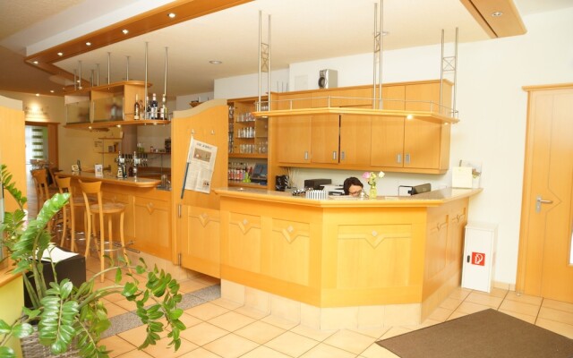 Warias Hotel & Restaurant