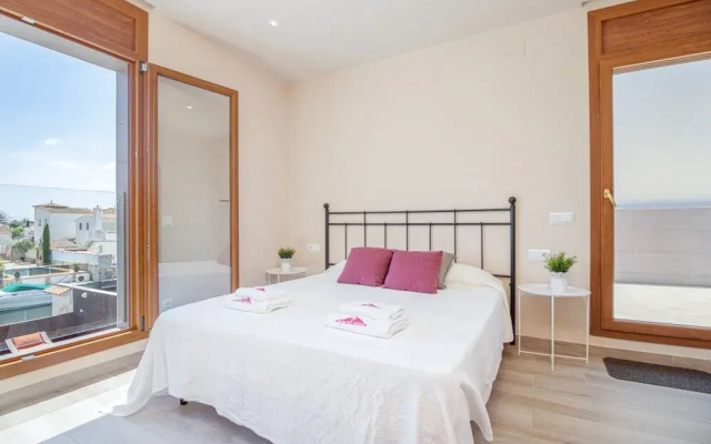 Villa in Empuriabrava With Pool & Boat Mooring