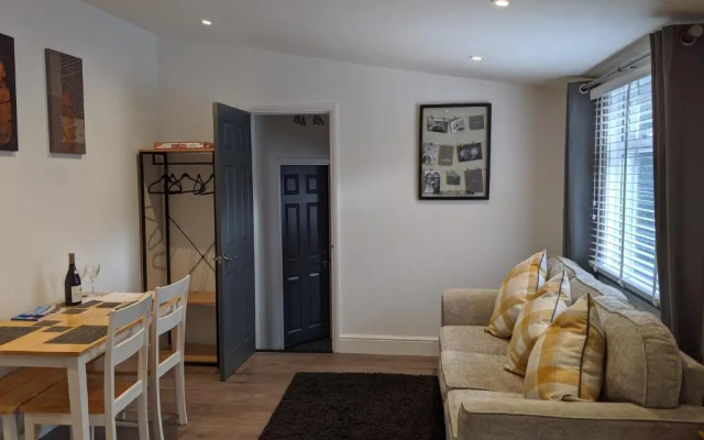 Old Garage Lodge - Spacious Bungalow close to Deal Beach !