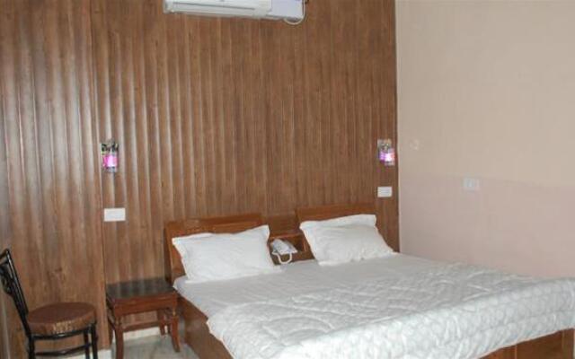 OYO 6370 Hotel Golden Woods