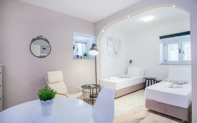 Studio Apartments Emotha