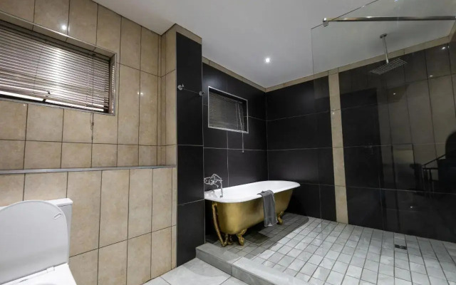 Отель ANEW Hotel & Convention Centre OR Tambo