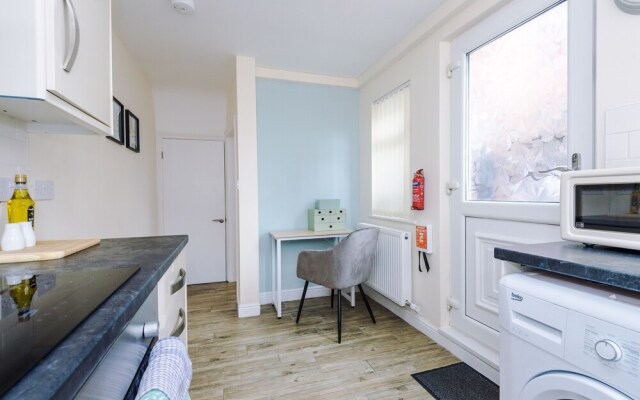 Convenient 2 Bedroom Home With Parking