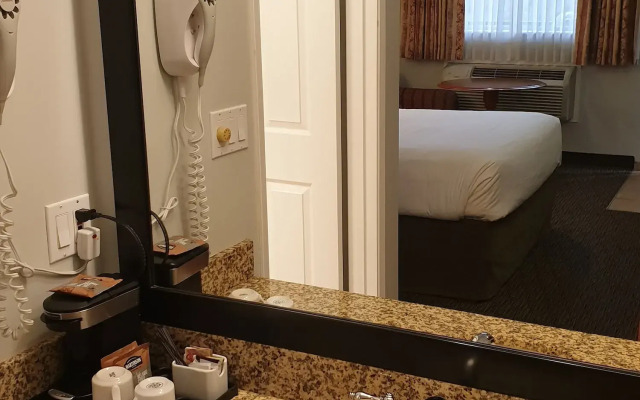 Riverland Inn & Suites