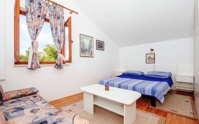Inviting Apartment With Garden, Barbecue, Garden Furniture