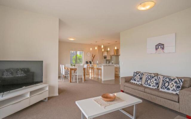 Lakeside Villa Retreat - Matarangi Downstairs Holiday Unit