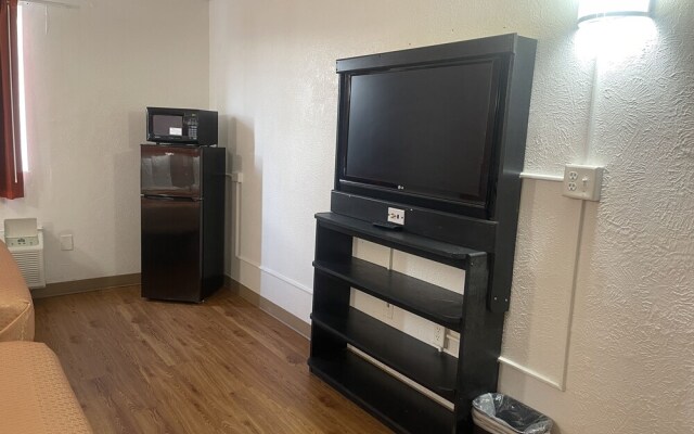 Regal 8 Inn & Suites