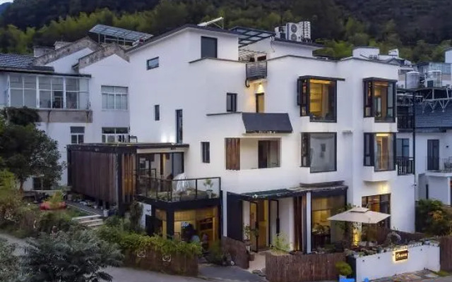 yinju renjia Hostel (South gate of the scenic area)