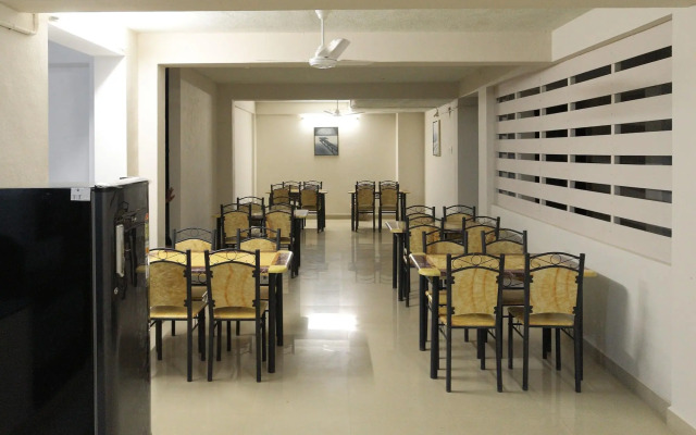 Royce Ebony by OYO Rooms
