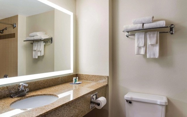 Quality Suites Milwaukee Airport