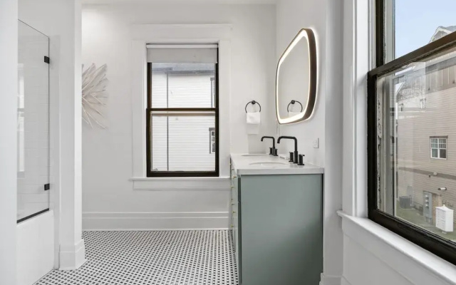 Southern Elegance-private Hot Tub-walk to 12 S