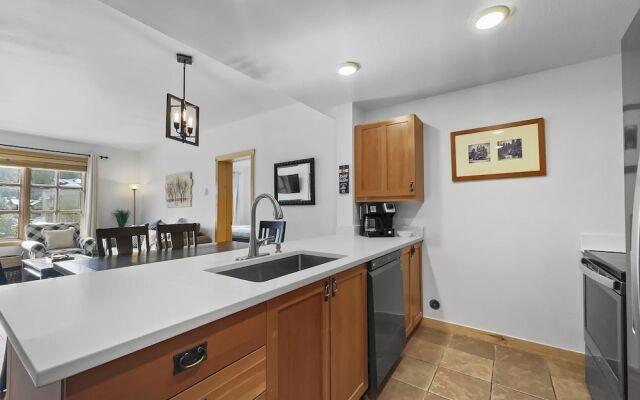 Inviting and Spacious Condo In The Heart of Center Village - PP416 by Redawning