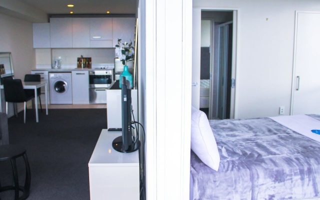 Semi Penthouse in Quadrant – Guest Rooms – Auckland