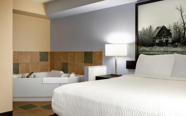 Super 8 by Wyndham Swan River MB