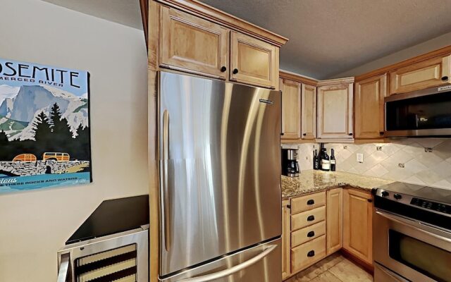 One Bedrooms At Snowbird Condos Slopeside - Free Wifi & Assigned Parking!