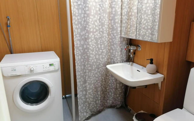 Keskustan kaksio parvekkeella, ilmastoitu.